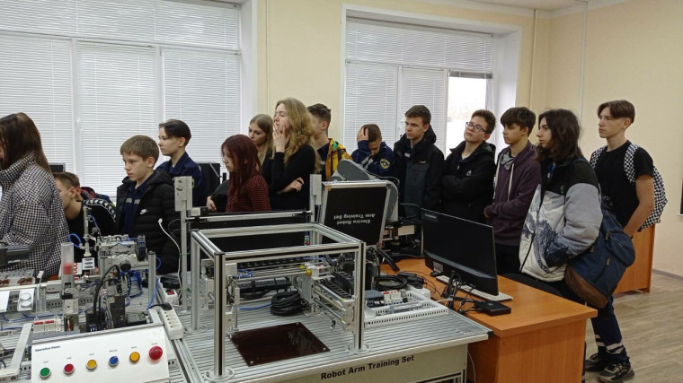 21 октября учащиеся 9В класса побывали на экскурсии в Поволжском колледже технологий и менеджмента.