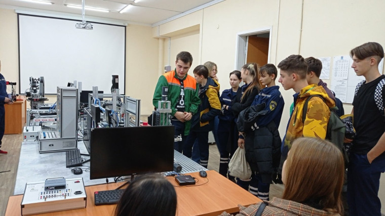 21 октября учащиеся 9В класса побывали на экскурсии в Поволжском колледже технологий и менеджмента.