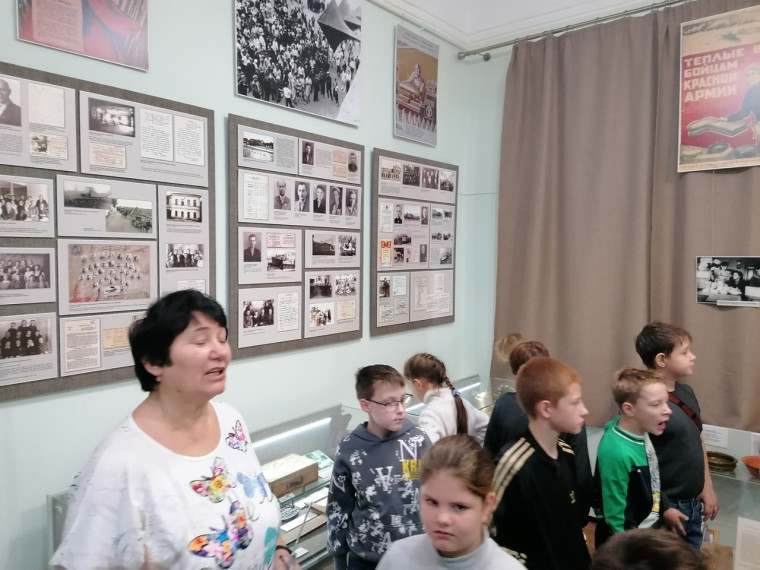 1 ноября обучающиеся третьих классов (кл. рук. Бодина Т. Н., Надоян Л.В., Акулова Т. А.) совершили экскурсию в Музей истории города..